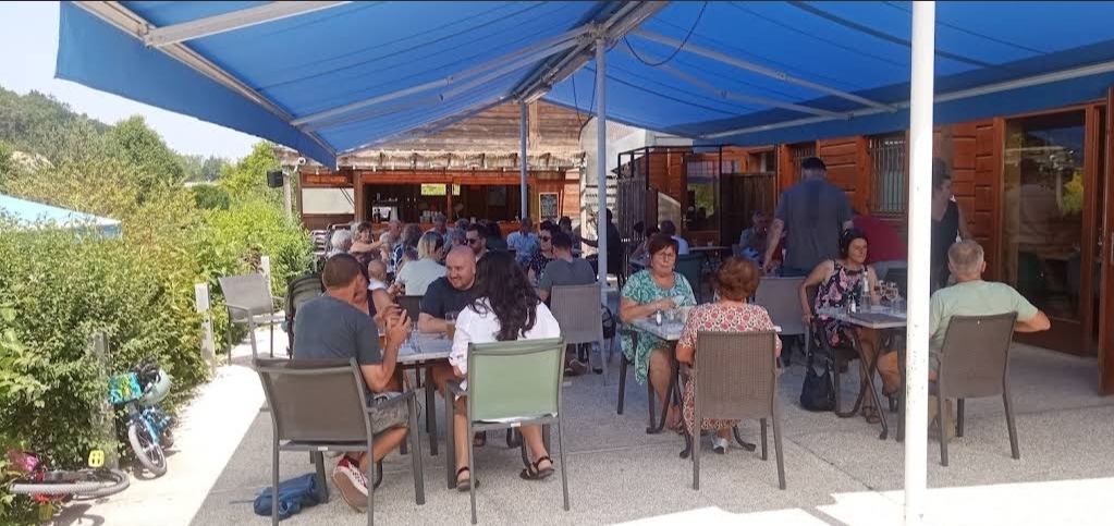 Terrasse du Chalet, ambiance déjeuner